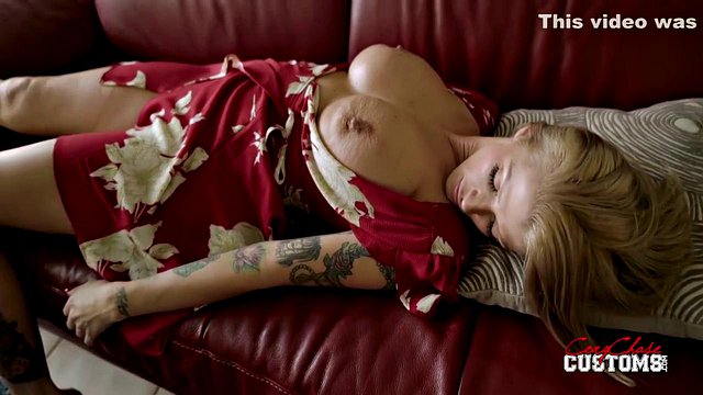 Miniatura de Blonde MILF Chloroforms and Molests Slutty Realtor