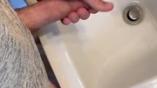 Miniatura de Cumshot Squirting and Peeing Cock Play