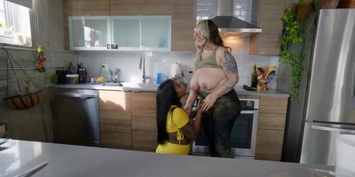 Miniatura de BBW Lesbians Gogo Fukme & Kendra Kox Can't Hide Their Feelings Anymore
