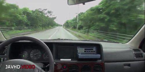 Miniatura de Sexy Japanese Beauty Provides Intense Roadside Blowjob Experience