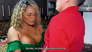 Miniatura de Una MILF ardiente le da una buena lección a su hijastro cabalgando su enorme y duro pene con su coño húmedo y rosado hasta que él se corre.