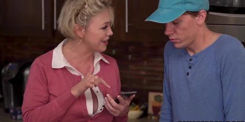 Miniatura de PAWG milf Dee Williams has been looking for someone to play with her ass and her neighbor Rion King is just the right guy! porn (dredd, mochi mona, money birdette, savvy suxx)