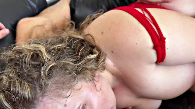 Miniatura de Chubby French Slut with Big Tits Takes Threesome Pounding