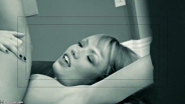 Miniatura de Maya Hills Begs Lesbian Anal