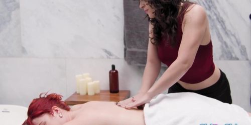 Miniatura de Giving my big boobs gf a massage and more (Siri Dahl, Victoria Voxxx)