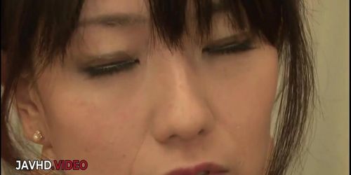 Miniatura de Manami Komukai Threesome Action Ends With Facial Cumshot After Blowjob Orgies