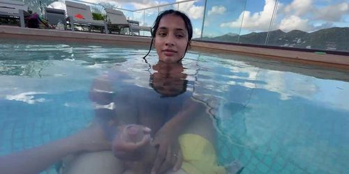 Miniatura de Yasmina Khan Busty Indian Gives an Amazing Blowjob in the Public Hotel Pool (alexa flexy, arachu, blackzilla, brandy renee, sinatra monroe)