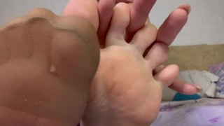 Miniatura de Girlfriend shows her feet in sexy pantyhose