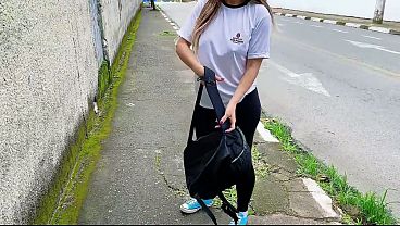 Miniatura de Un estudiante tuvo sexo anal en el coche frente a la escuela con un profesor casado.