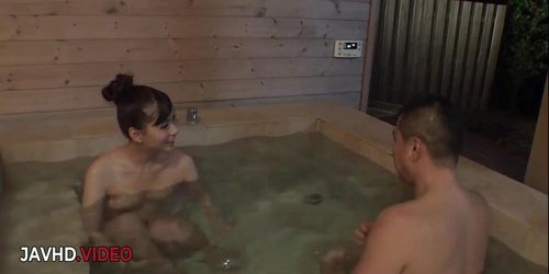 Miniatura de Yui Oba Sizzles With Oral Delight In Steamy Jacuzzi Encounter