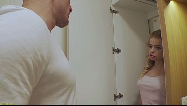 Miniatura de La pequeña y auténtica muñeca Alexa Flexy recibe una penetración anal brutal.