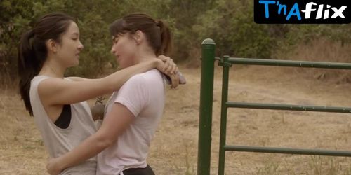 Miniatura de Angela Trimbur Lesbian Scene in The Feels