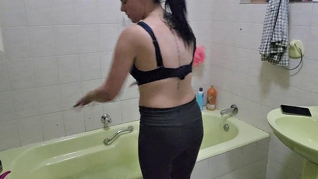 Miniatura de Sparowdox Fingers Pussy During Tub Masturbation