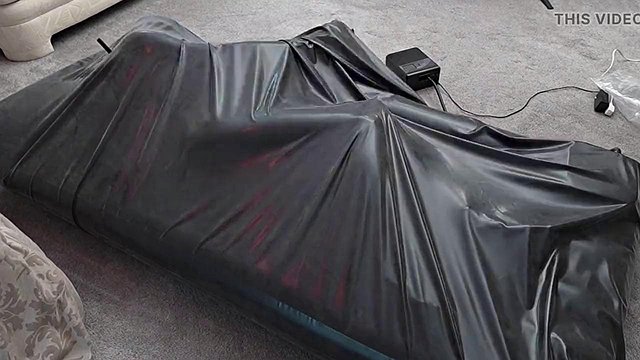 Miniatura de Guy in Latex Bondage for Vacbed Session 19