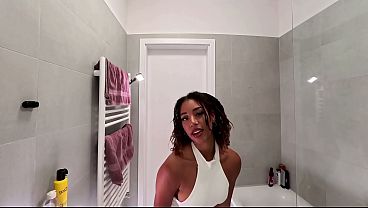 Miniatura de Chica universitaria negra, sexy y ardiente, sin sujetador, con grandes pechos naturales y una minifalda dorada de látex brillante, se quita las bragas y se graba con varias cámaras