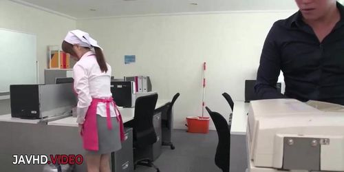 Miniatura de Kinky JAV Star Chihiro Akino Stuns With Her Unique Asian Blowjob Skills