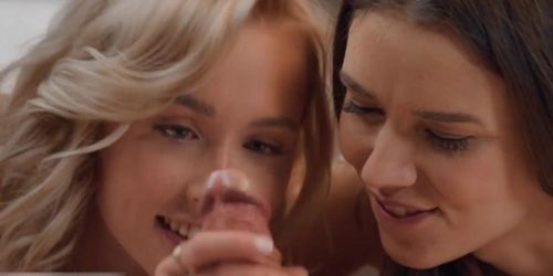 Miniatura de Supermodel Seduces Waitress For Threesome - Kelly Collins