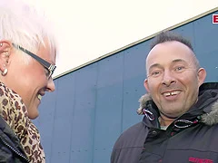 Miniatura de German mature persuaded to have sex on the street