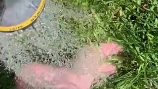 Miniatura de Getting feet really wet in the grass