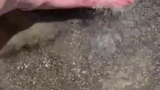 Miniatura de Cleaning my muddy feet with hose