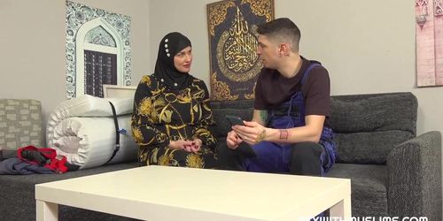 Miniatura de Busty milf in hijab will do anything for a dick
