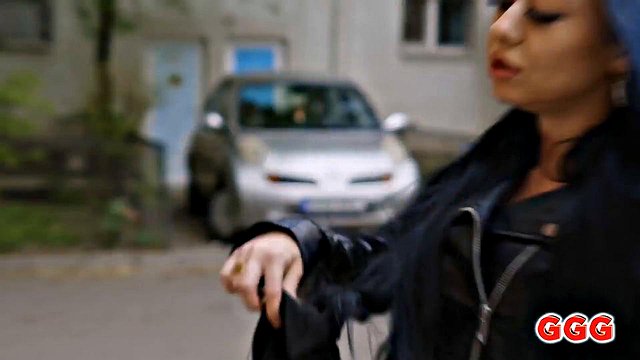 Miniatura de Julia North & Aya Goldie Take on Street Slut Role: John Thompson Pounds Them in Bukkake Gangbang