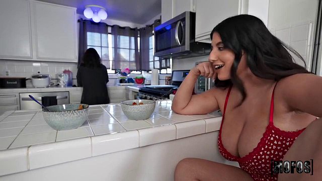 Miniatura de Sarah Arabic's Big Tits Bounce in Lesbian Cunnilingus