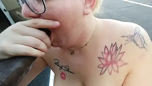 Miniatura de ¡esposa Dio Una Mamada Sensacional Mientras Está Desnuda En Público!