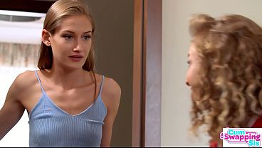 Miniatura de "Tu polla dura no puede resistirse a nuestras apretadas vaginas, hermanastro" Nata Ocean y Tiffany Tatum seducen para un ardiente trío.