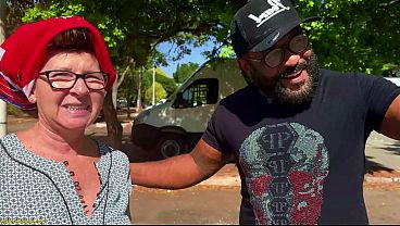 Miniatura de Una mujer madura con grandes pechos naturales fue recogida de la calle para ser follada por el culo por un hombre negro.