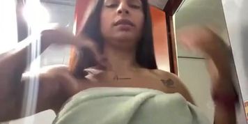 Miniatura de Latina Girl Squiting On Webcam