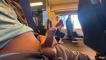 Miniatura de Una chica desconocida se masturbó y me hizo una felación en el tren, en público.