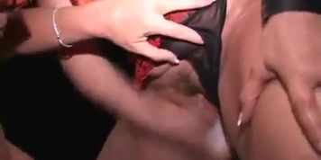 Miniatura de MILF Ann fingers hotwife Mandy Squirts on BBW Gets fisted in Trapeze swing club