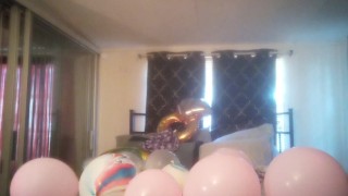 Miniatura de Balloon Popping Milf Gets Horny While Popping Balloons and Gets Naked and Plays Around