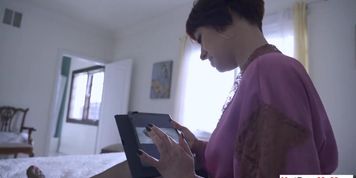 Miniatura de Classy redhead MILF stepmom Jessica Ryan giving a blowjob to her stepson