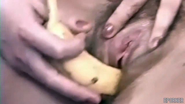 Miniatura de Brunette Lesbians Ride Bananas