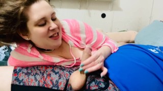 Miniatura de Cum slut gives handjob for her daily dose of cum 😍💦🔥