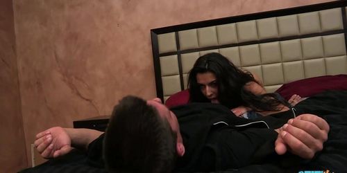 Miniatura de Guy licks feet while fucking a MILF after she sucked him off