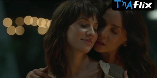 Miniatura de Carmen Villalobos Lesbian Scene in The Guest