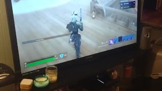 Miniatura de The sluttiest sexiest milf that kicks ass in Fortnite (upskirt)