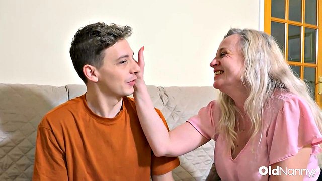 Miniatura de Sexy Mature Lures Pizza Delivery Stud Into Roleplay