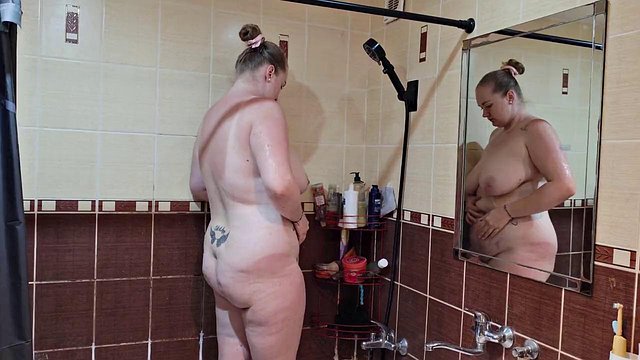 Miniatura de Husband Always Gets Turned On Watching His Chubby Wife Shower – Real Amateur Married Couple