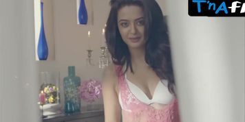 Miniatura de Surveen Chawla Lesbian Scene in Hate Story 2