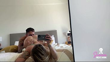 Miniatura de Una rapidita de sexo oral en público termina con una novia menuda follando en casa.