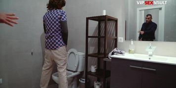 Miniatura de Brunette Bent Over Sink for Intense Anal (Andy Stone, Antonio Ross, Julia De Lucia)