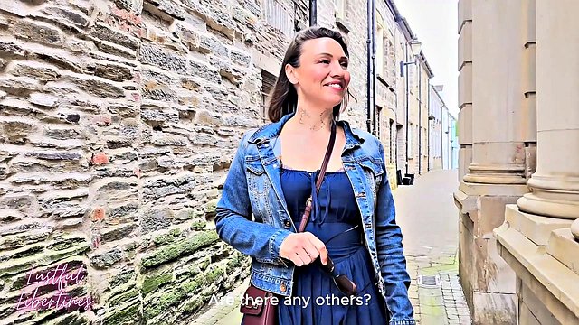 Miniatura de British MILF Craves Fingering to Gushing Cumshot