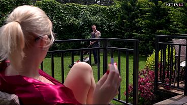 Miniatura de Atrapada con el jardinero: el marido se une para una doble penetración anal y facial.