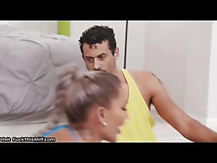 Miniatura de tanned fitness trainer and her trainees have threesome sex