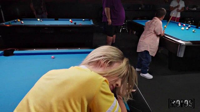 Miniatura de Horny Lesbian Spinner Deepthroats in the Pool Hall