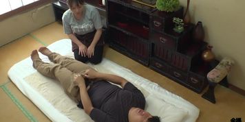 Miniatura de Matronly Curvy Japanese Outcall Masseuse Happy Handjob